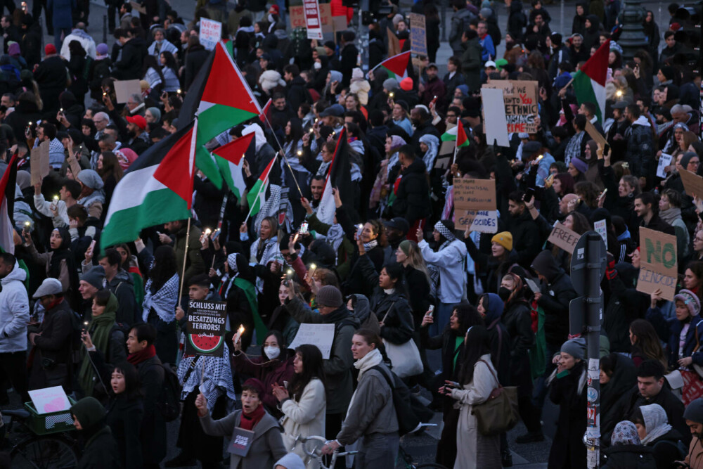 „Palestina va învinge!”. Manifestații de amploare în semn de solidaritate cu palestinienii la Berlin, Paris și Londra | VIDEO - Imaginea 8