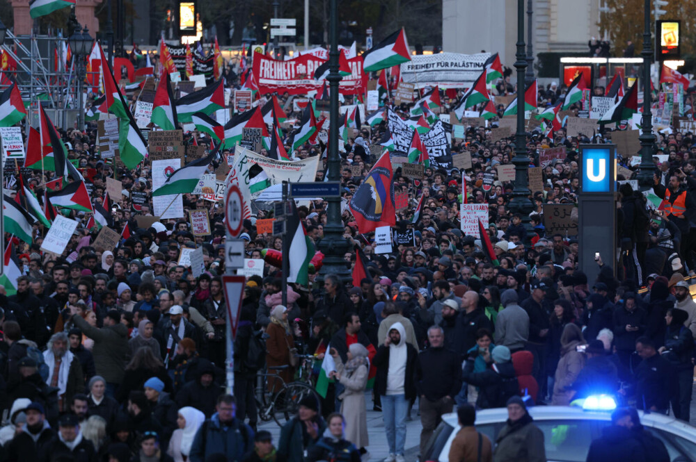 „Palestina va învinge!”. Manifestații de amploare în semn de solidaritate cu palestinienii la Berlin, Paris și Londra | VIDEO - Imaginea 9