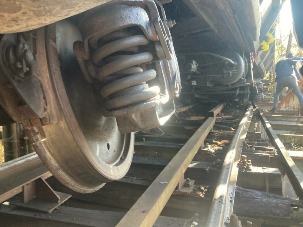 Două vagoane ale unui tren de marfă, deraiate pe relaţia Dragoteşti - Turceni. Un al treilea s-a răsturnat - Imaginea 8