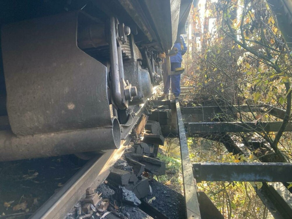 Două vagoane ale unui tren de marfă, deraiate pe relaţia Dragoteşti - Turceni. Un al treilea s-a răsturnat - Imaginea 11