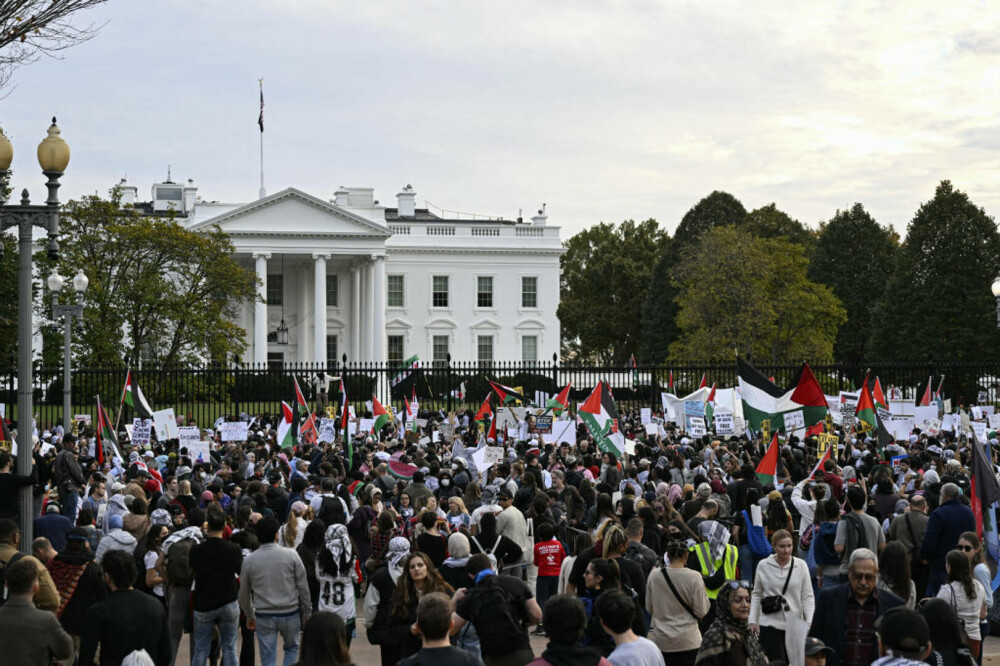 Manifestanții pro-palestinieni au vandalizat porțile Casei Albe, acuzându-l pe Biden că sprijină Israelul. „Rușine!” - Imaginea 2