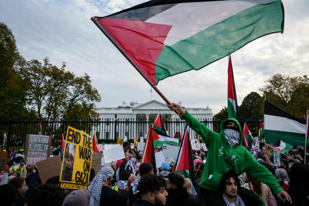 Manifestanții pro-palestinieni au vandalizat porțile Casei Albe, acuzându-l pe Biden că sprijină Israelul. „Rușine!” - Imaginea 5