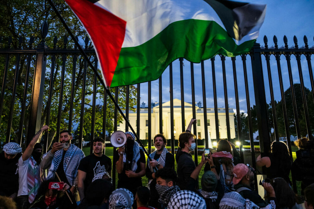 Manifestanții pro-palestinieni au vandalizat porțile Casei Albe, acuzându-l pe Biden că sprijină Israelul. „Rușine!” - Imaginea 6