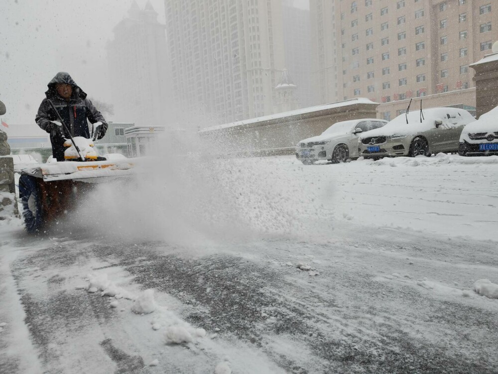 Zăpada și viscolul au pus stăpânire pe nord-vestul Chinei. Locuitorii au fost avertizați să rămână în case | GALERIE FOTO - Imaginea 7