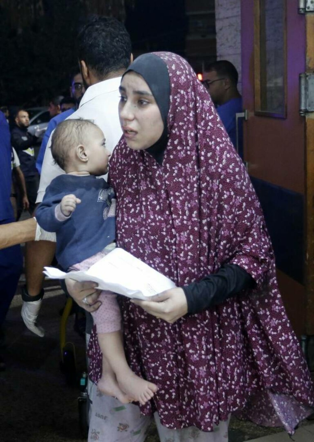 Oroare și durere: Imagini tragice din interiorul spitalelor din Gaza, unde pacienții sunt operați pe viu, fără anestezie FOTO - Imaginea 37