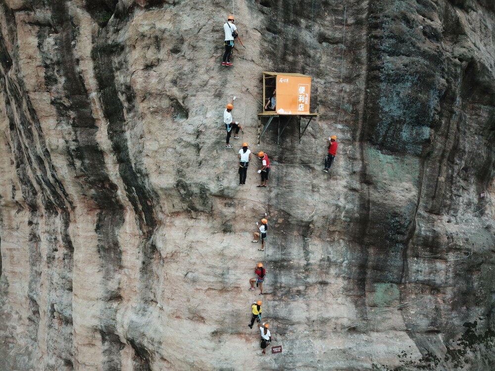 Cum arată cel mai „incomod” magazin din China. Atârnă pe marginea unei stânci, la 120 de metri de sol | FOTO & VIDEO - Imaginea 1