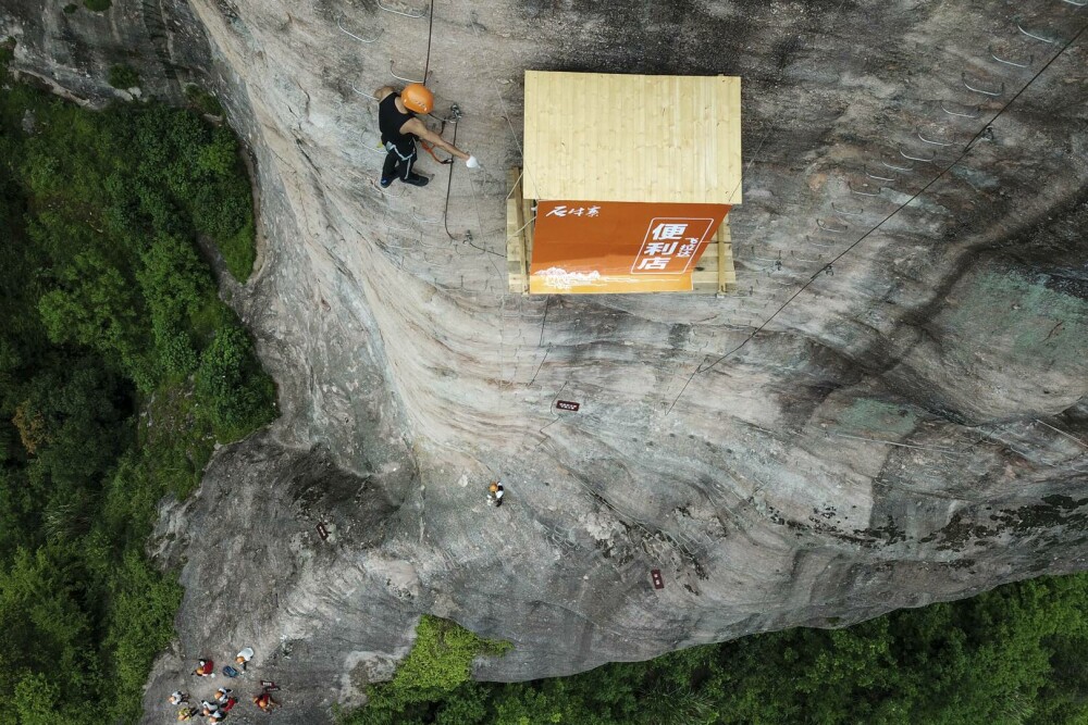 Cum arată cel mai „incomod” magazin din China. Atârnă pe marginea unei stânci, la 120 de metri de sol | FOTO & VIDEO - Imaginea 5