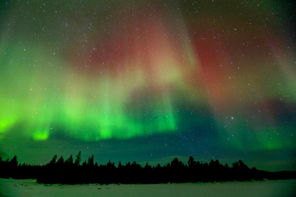 De ce este considerată un semn rău aurora boreală roșie, observată și pe cerul României - Imaginea 1