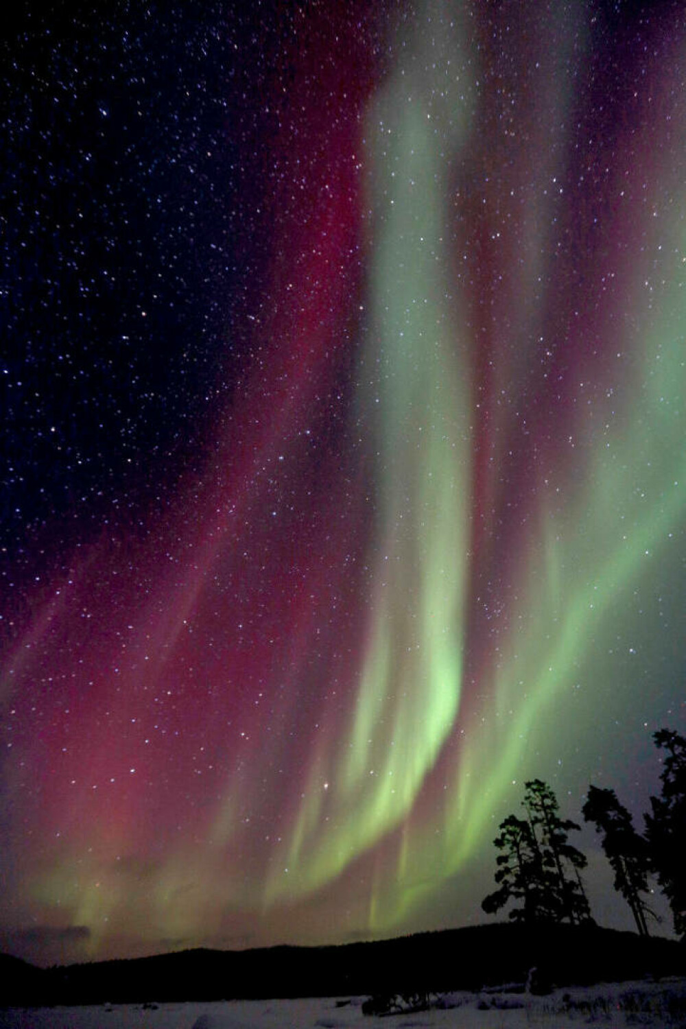 De ce este considerată un semn rău aurora boreală roșie, observată și pe cerul României - Imaginea 2