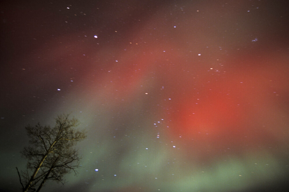 De ce este considerată un semn rău aurora boreală roșie, observată și pe cerul României - Imaginea 9