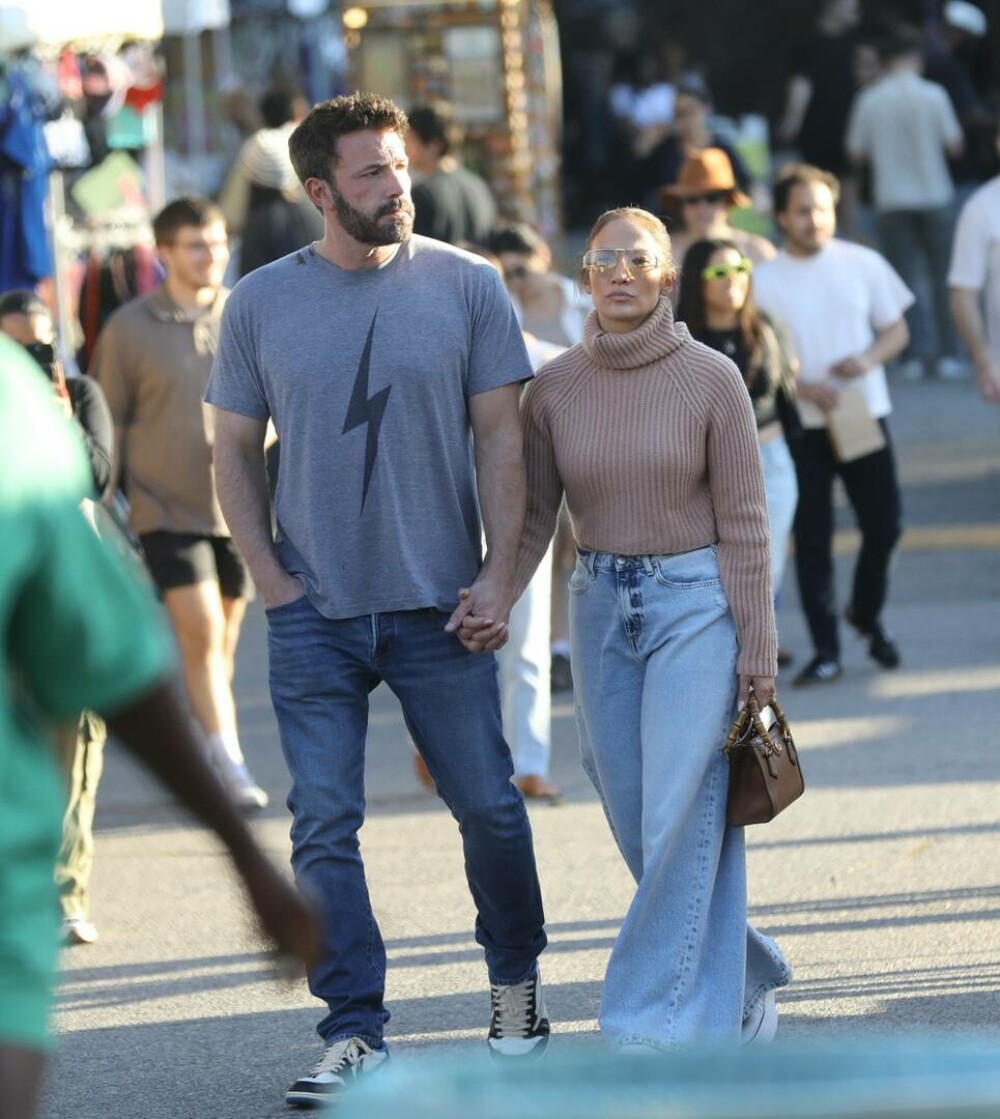 Jennifer Lopez și Ben Affleck au mers la o piață de vechituri din Hollywood. Cum s-a îmbrăcat celebra artistă. FOTO - Imaginea 1