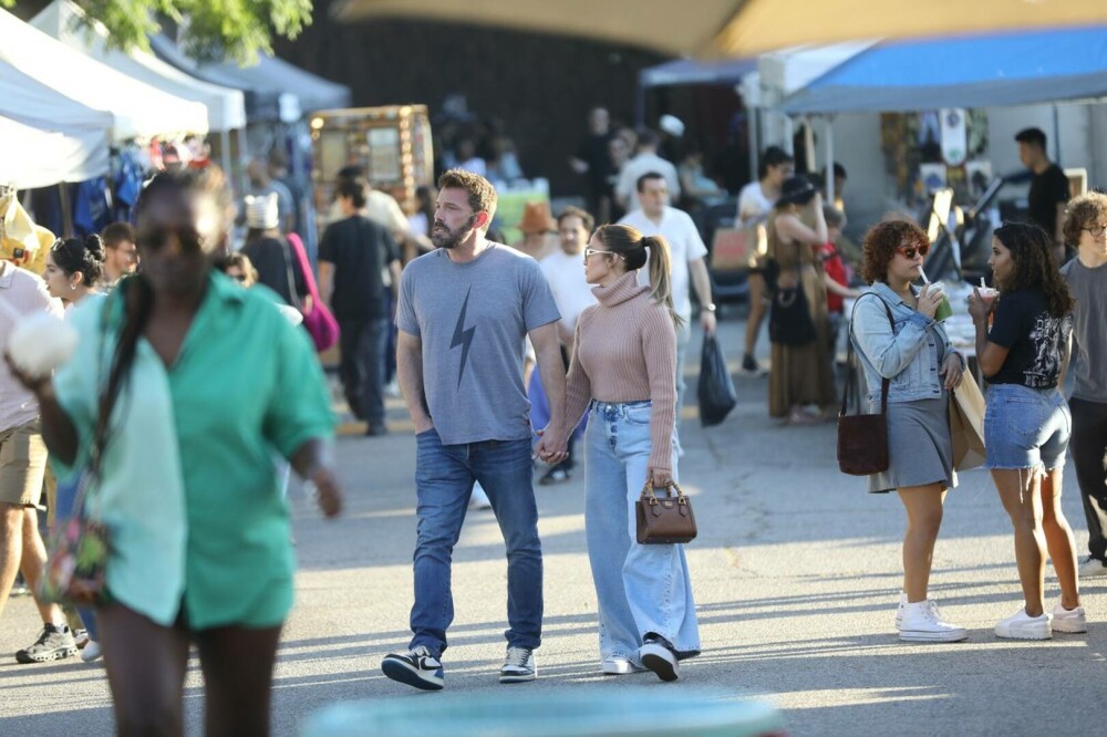 Jennifer Lopez și Ben Affleck au mers la o piață de vechituri din Hollywood. Cum s-a îmbrăcat celebra artistă. FOTO - Imaginea 2