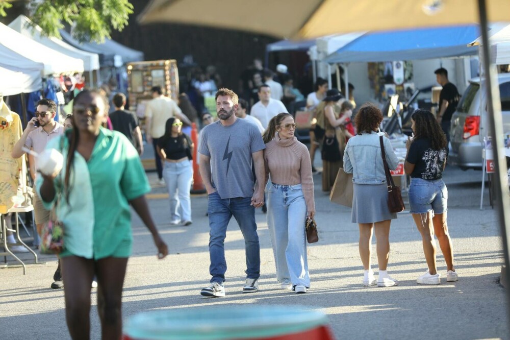 Jennifer Lopez și Ben Affleck au mers la o piață de vechituri din Hollywood. Cum s-a îmbrăcat celebra artistă. FOTO - Imaginea 3