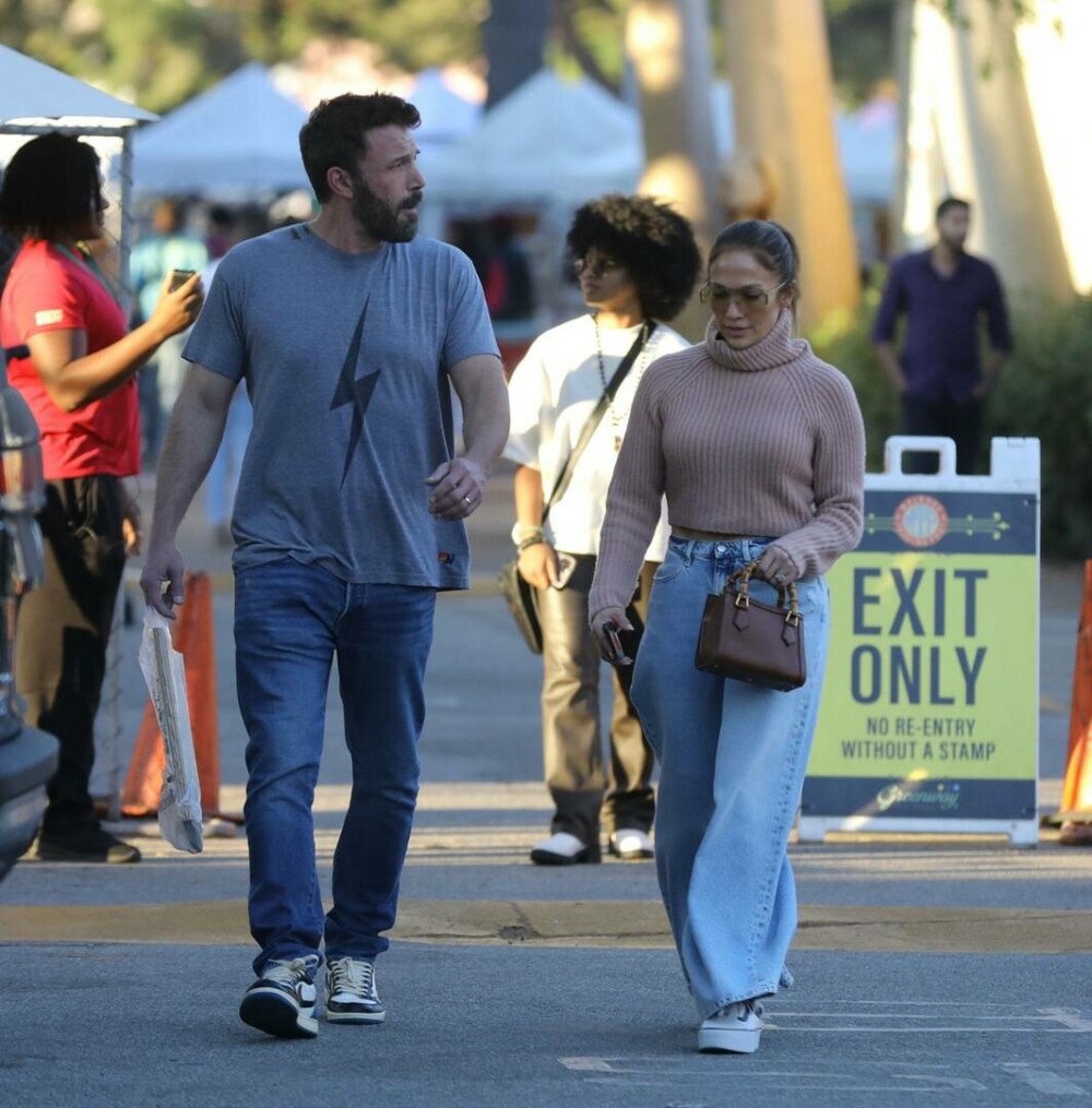 Jennifer Lopez și Ben Affleck au mers la o piață de vechituri din Hollywood. Cum s-a îmbrăcat celebra artistă. FOTO - Imaginea 4
