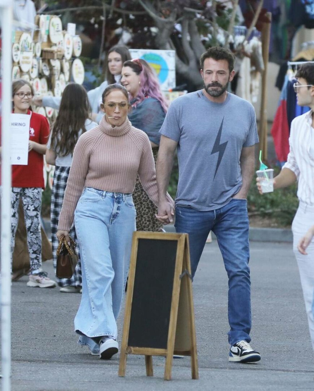 Jennifer Lopez și Ben Affleck au mers la o piață de vechituri din Hollywood. Cum s-a îmbrăcat celebra artistă. FOTO - Imaginea 5
