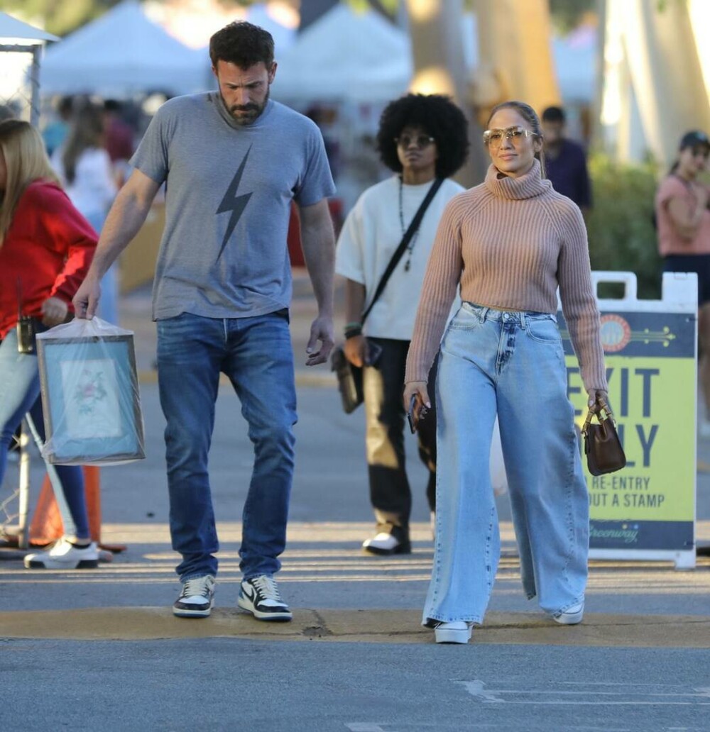 Jennifer Lopez și Ben Affleck au mers la o piață de vechituri din Hollywood. Cum s-a îmbrăcat celebra artistă. FOTO - Imaginea 6