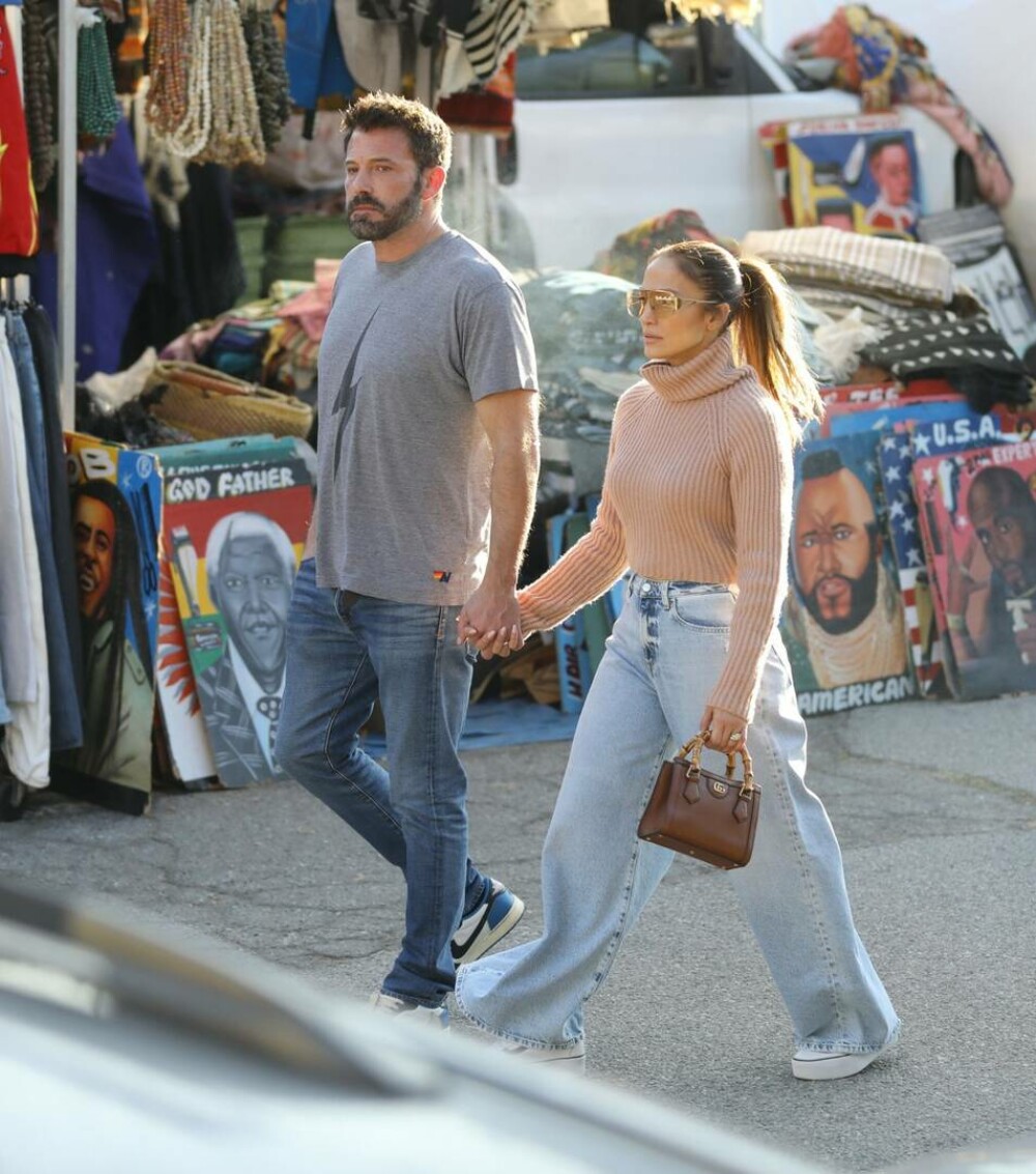 Jennifer Lopez și Ben Affleck au mers la o piață de vechituri din Hollywood. Cum s-a îmbrăcat celebra artistă. FOTO - Imaginea 7