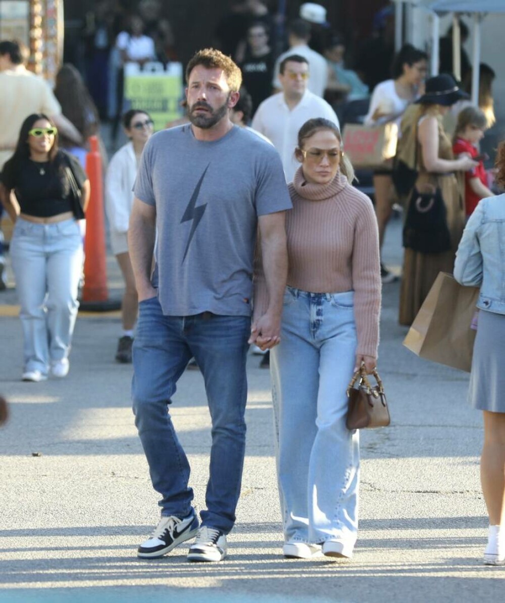 Jennifer Lopez și Ben Affleck au mers la o piață de vechituri din Hollywood. Cum s-a îmbrăcat celebra artistă. FOTO - Imaginea 8