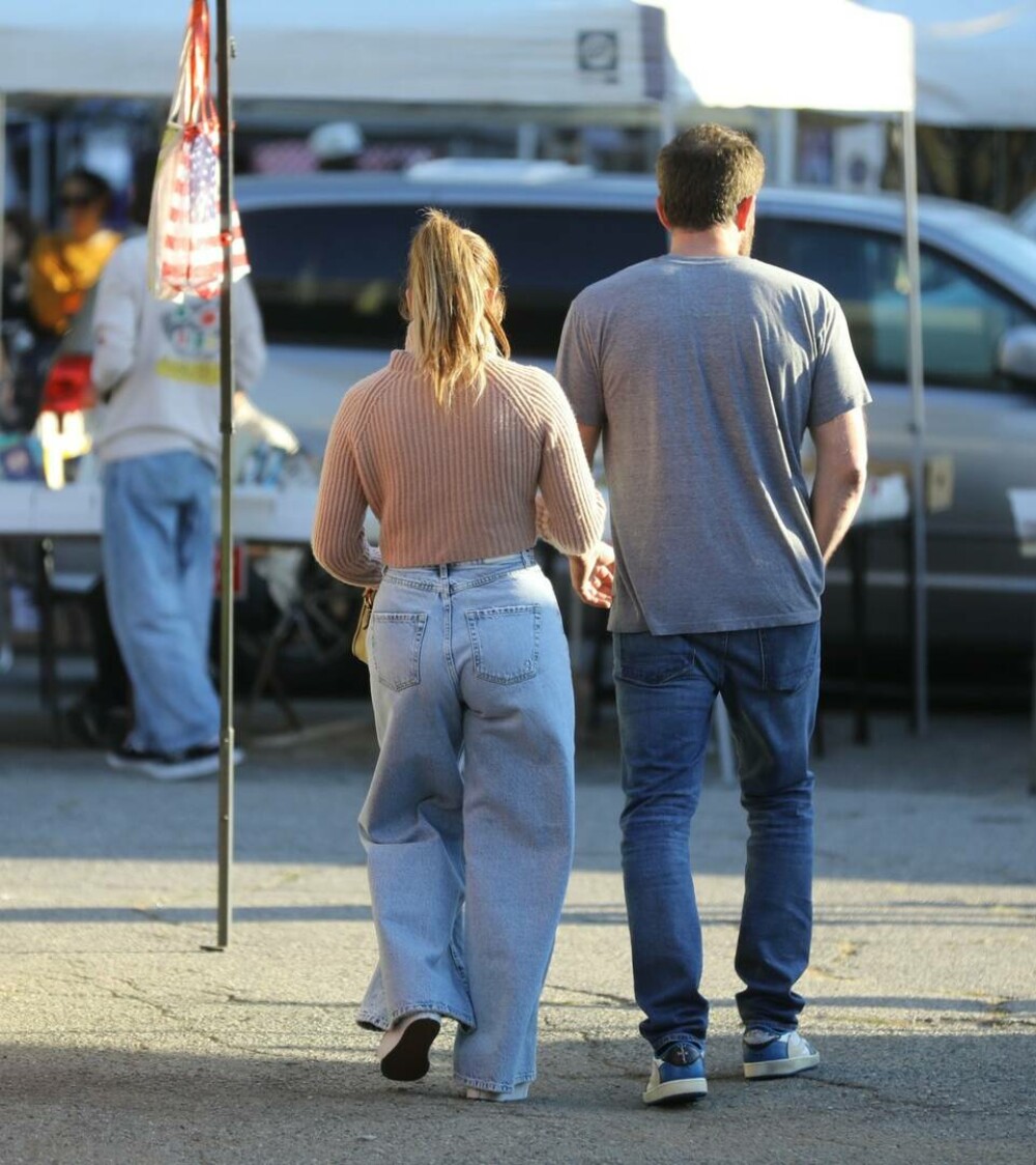 Jennifer Lopez și Ben Affleck au mers la o piață de vechituri din Hollywood. Cum s-a îmbrăcat celebra artistă. FOTO - Imaginea 9