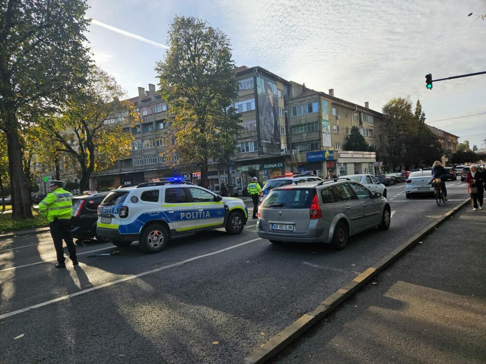 Incident în Arad. Un bărbat a fost urmărit în trafic după ce a accidentat un poliţist într-o intersecţie şi a fugit - Imaginea 1