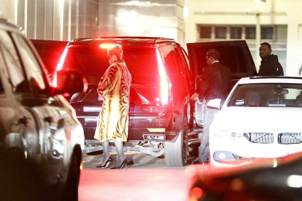 Rihanna, apariție excentrică alături de partenerul ei, A$AP Rocky, în Beverly Hills. GALERIE FOTO - Imaginea 6
