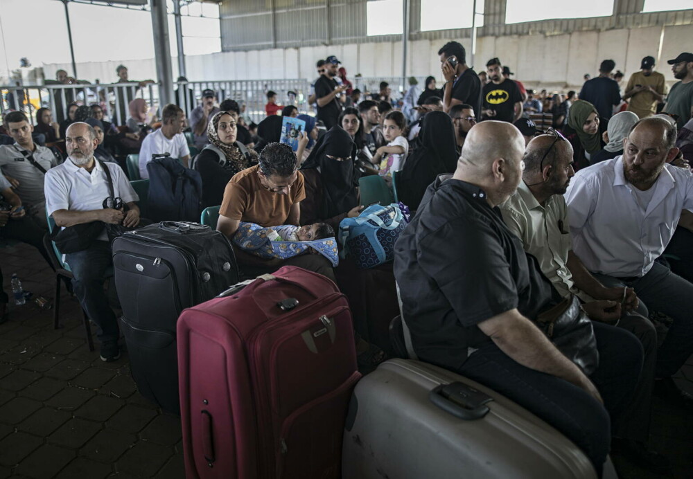 93 de cetățeni români și rudele lor, evacuați din Gaza, au ajuns în România. Printre ei se află inclusiv bebeluși - Imaginea 2