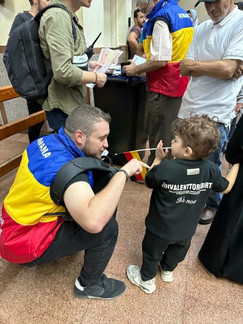 93 de cetățeni români și rudele lor, evacuați din Gaza, au ajuns în România. Printre ei se află inclusiv bebeluși - Imaginea 7