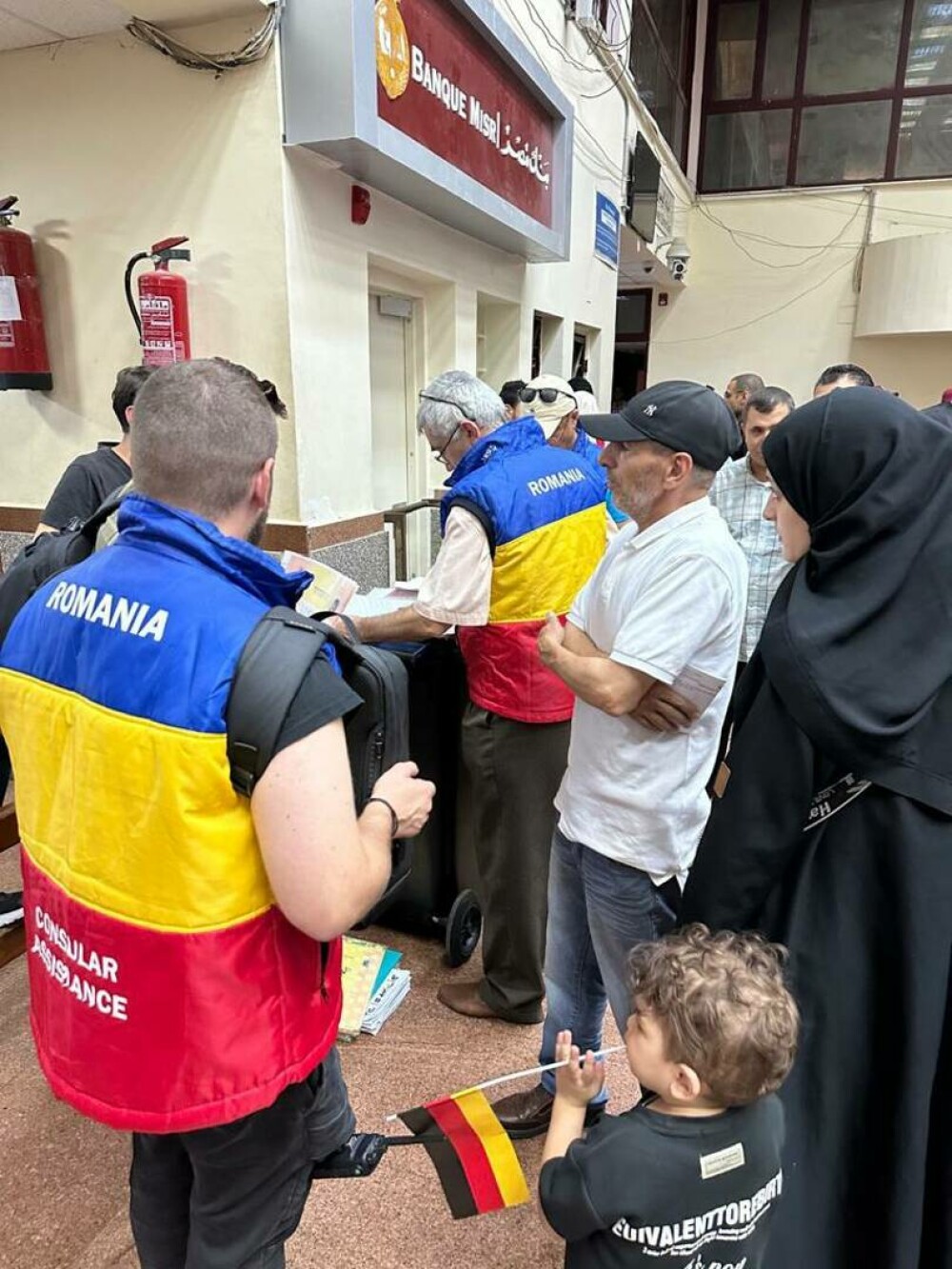 93 de cetățeni români și rudele lor, evacuați din Gaza, au ajuns în România. Printre ei se află inclusiv bebeluși - Imaginea 8