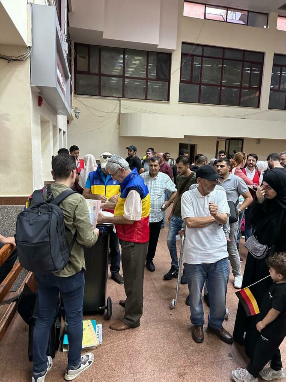 93 de cetățeni români și rudele lor, evacuați din Gaza, au ajuns în România. Printre ei se află inclusiv bebeluși - Imaginea 9
