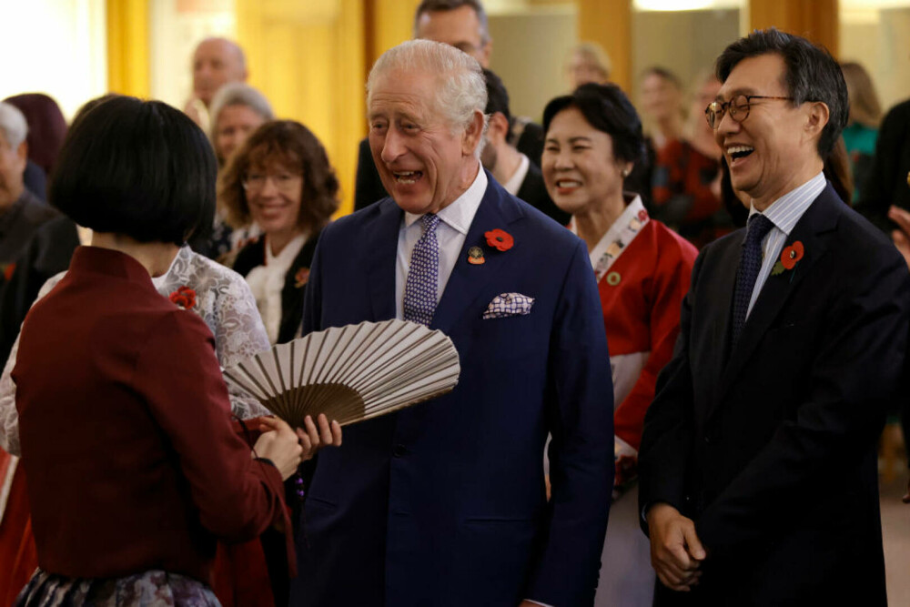 Regele Charles al Marii Britanii a făcut o glumă după ce a primit un cadou coreean: ”Oare îmi va exploda capul?