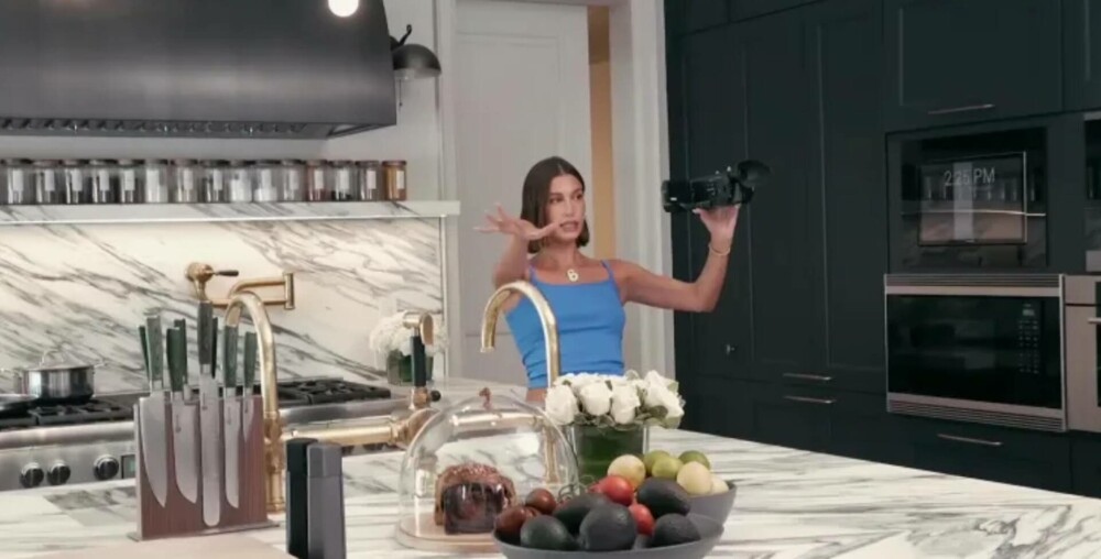 Cum arată casa soților Bieber. Imagini spectaculoase cu bucătăria celor două vedete. VIDEO - Imaginea 3