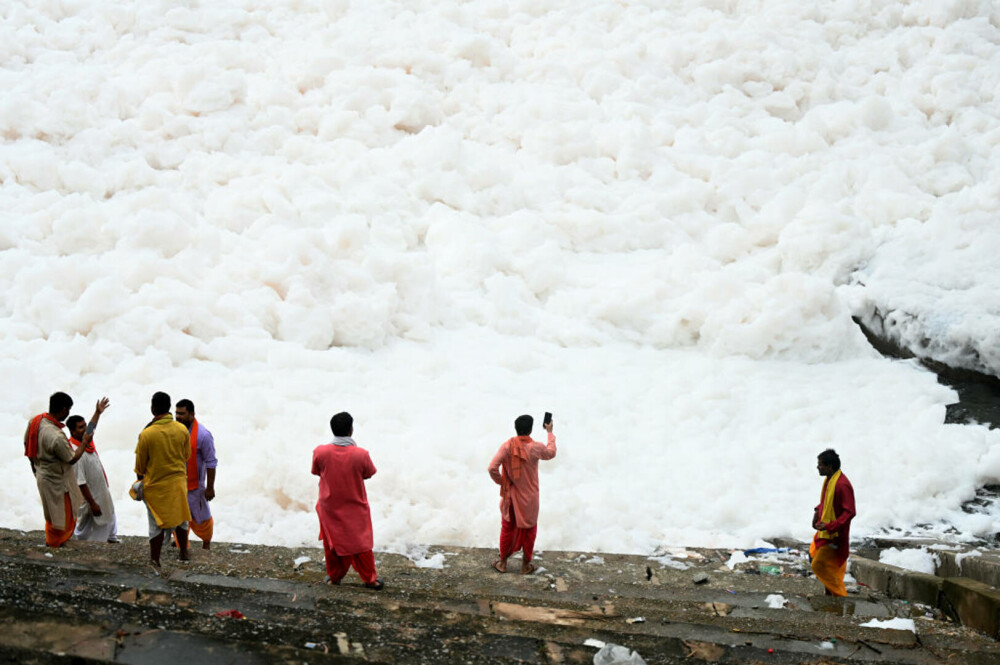 Un râu sacru din India e acoperit de o spumă toxică, în timp ce poluarea e la un nivel record. GALERIE FOTO - Imaginea 2