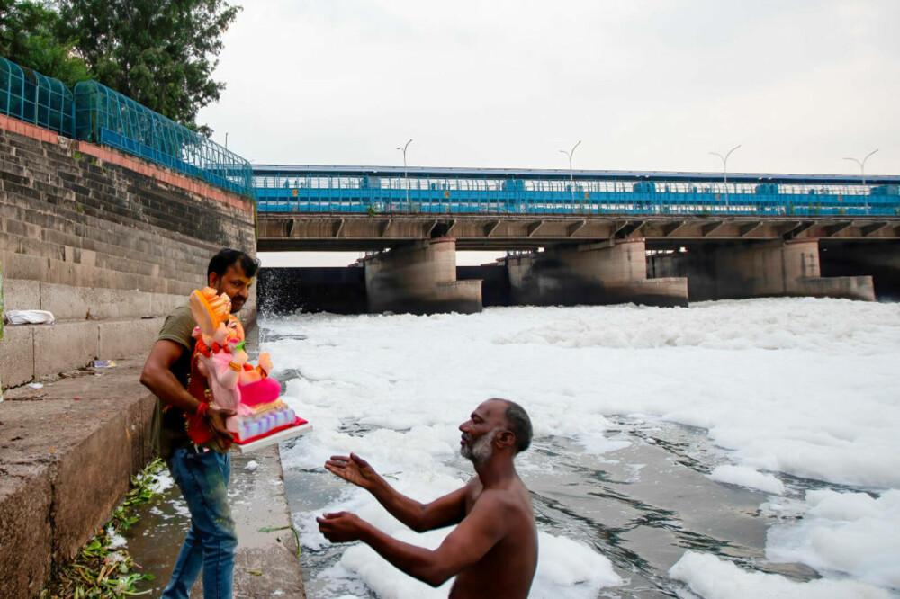 Un râu sacru din India e acoperit de o spumă toxică, în timp ce poluarea e la un nivel record. GALERIE FOTO - Imaginea 6