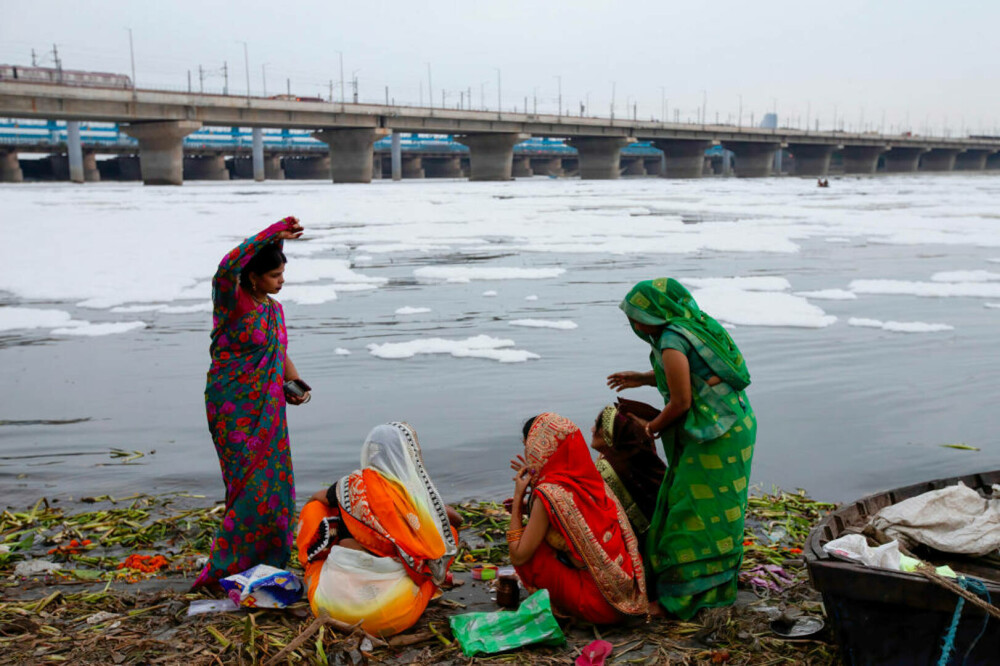 Un râu sacru din India e acoperit de o spumă toxică, în timp ce poluarea e la un nivel record. GALERIE FOTO - Imaginea 7