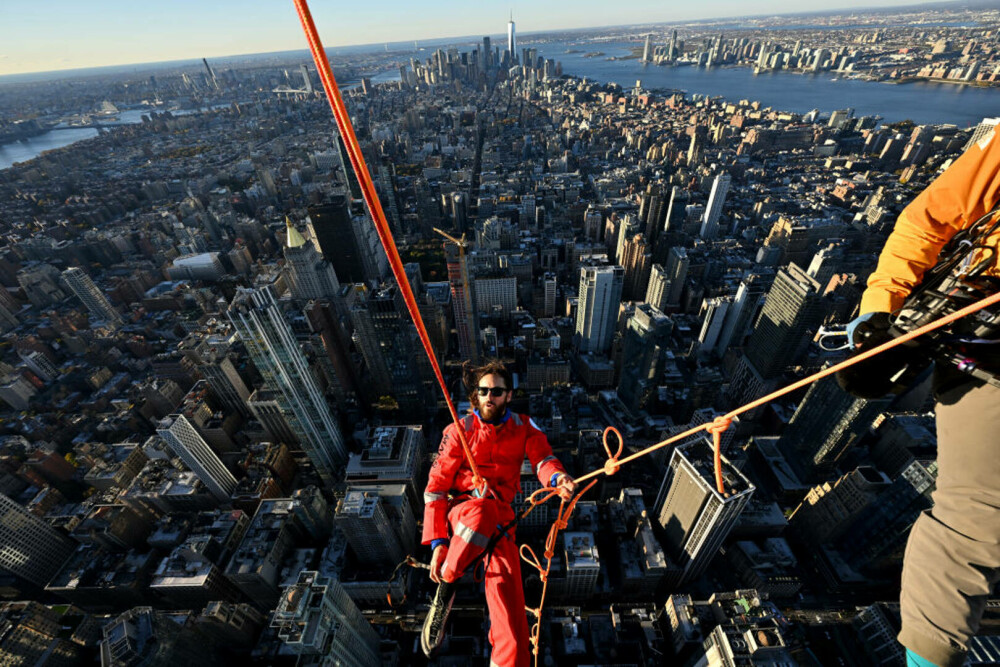 FOTO. Nu a fost un rol într-un film. Motivul pentru care Jared Leto s-a urcat pe Empire State Building - Imaginea 3