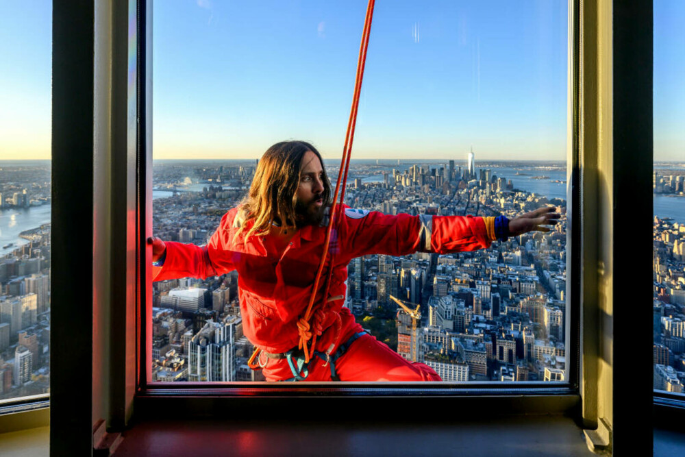 FOTO. Nu a fost un rol într-un film. Motivul pentru care Jared Leto s-a urcat pe Empire State Building - Imaginea 4