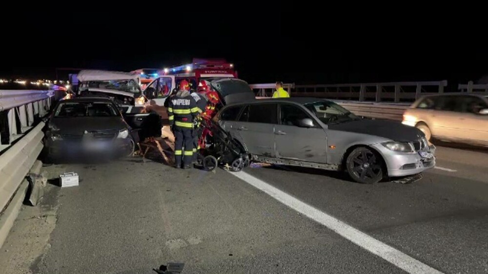 Cum s-a produs carambolul cu 6 mașini de pe autostrada A1. O autoutilitară era oprită în coloană pe banda de ieșire - Imaginea 2