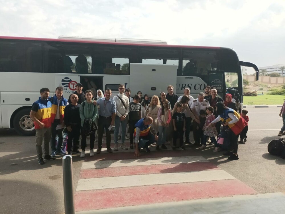 Alți 41 de români din Fâșia Gaza, cu dublă cetățenie, au ajuns în țară: ”Am fugit efectiv dintr-un loc în altul, e dezastru” - Imaginea 1