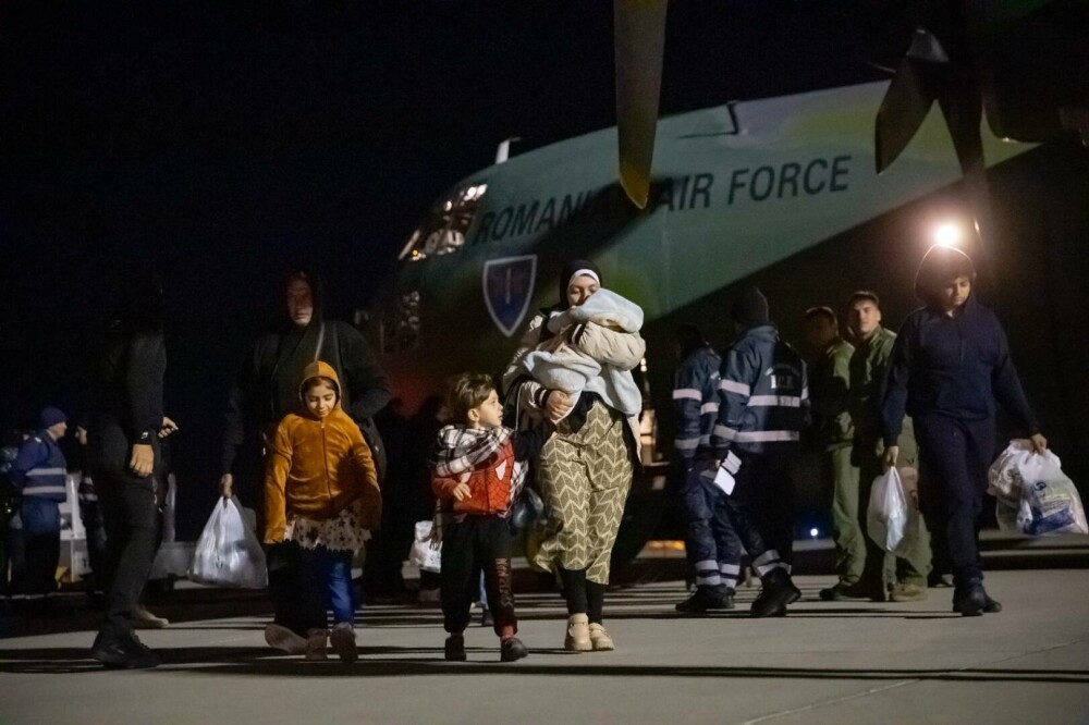 Alți 41 de români din Fâșia Gaza, cu dublă cetățenie, au ajuns în țară: ”Am fugit efectiv dintr-un loc în altul, e dezastru” - Imaginea 4