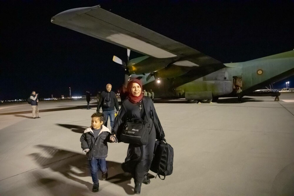 Alți 41 de români din Fâșia Gaza, cu dublă cetățenie, au ajuns în țară: ”Am fugit efectiv dintr-un loc în altul, e dezastru” - Imaginea 5