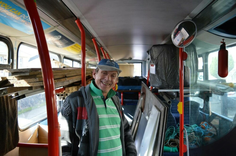 Un bărbat trăiește „ca un rege” după ce a transformat un autobuz în a doua sa casă | GALERIE FOTO - Imaginea 1