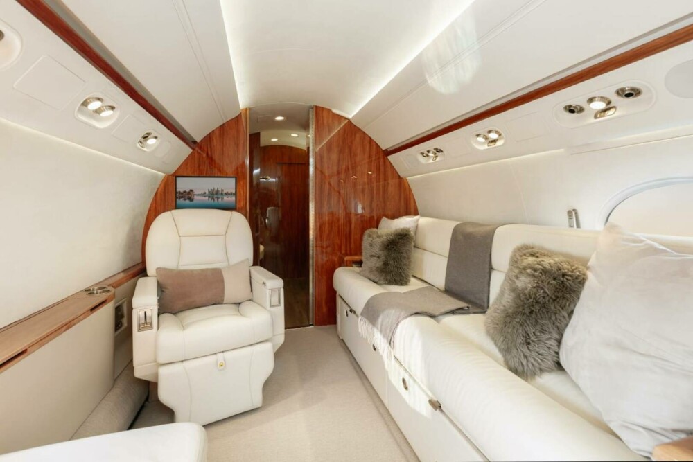 Cum arată interiorul avionului de lux cu care Klaus Iohannis zboară în Africa. Costă și 62 mil. $ și are până și duș FOTO - Imaginea 2