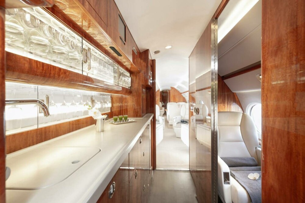 Cum arată interiorul avionului de lux cu care Klaus Iohannis zboară în Africa. Costă și 62 mil. $ și are până și duș FOTO - Imaginea 3
