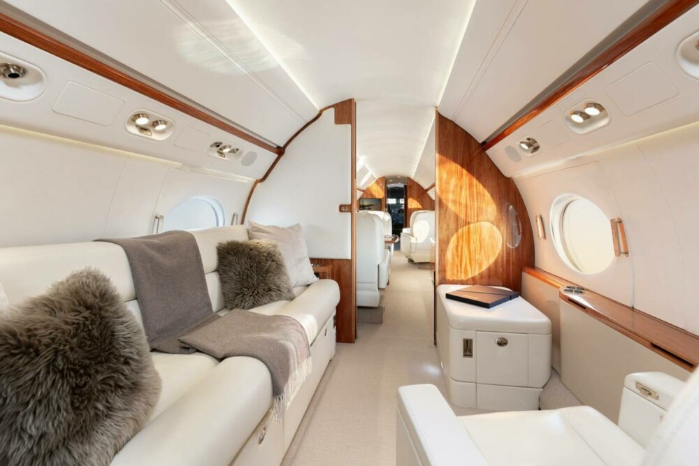 Cum arată interiorul avionului de lux cu care Klaus Iohannis zboară în Africa. Costă și 62 mil. $ și are până și duș FOTO - Imaginea 4