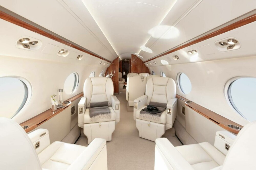 Cum arată interiorul avionului de lux cu care Klaus Iohannis zboară în Africa. Costă și 62 mil. $ și are până și duș FOTO - Imaginea 5