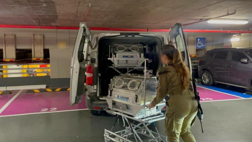 FOTO. Armata Israelului a început să trimită incubatoare pentru bebelușii în stare gravă din Gaza, în spitalul Al-Shifa - Imaginea 4