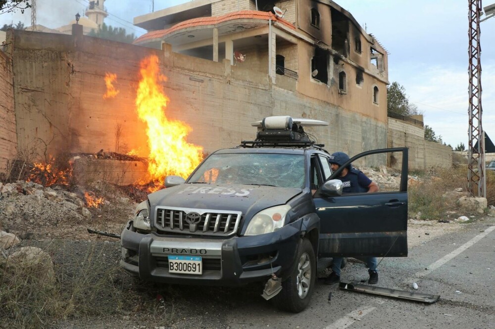 Violenţe în Liban între armata israeliană şi Hezbollah. Un atac aerian a ucis un civil libanez şi a rănit un altul | FOTO - Imaginea 1
