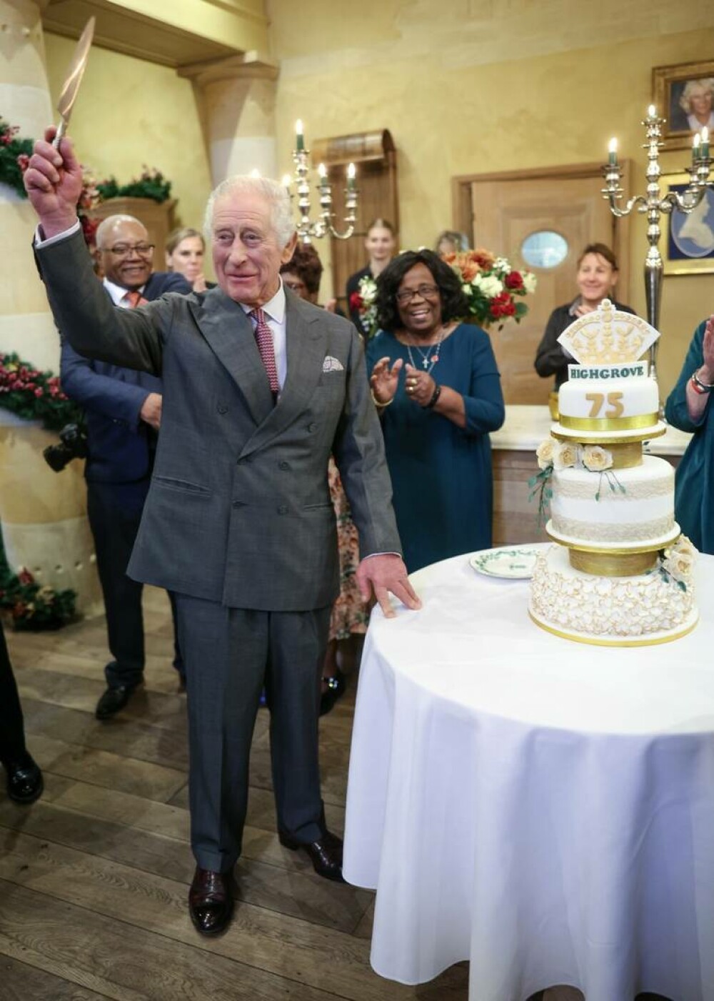 Regele Charles al III-lea al Marii Britanii a împlinit 75 de ani. A primit un tort cu trei etaje. GALERIE FOTO - Imaginea 23