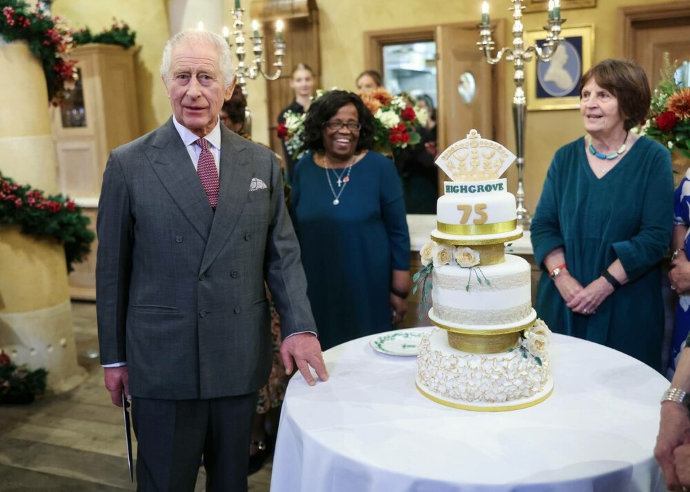Regele Charles al III-lea al Marii Britanii a împlinit 75 de ani. A primit un tort cu trei etaje. GALERIE FOTO - Imaginea 24