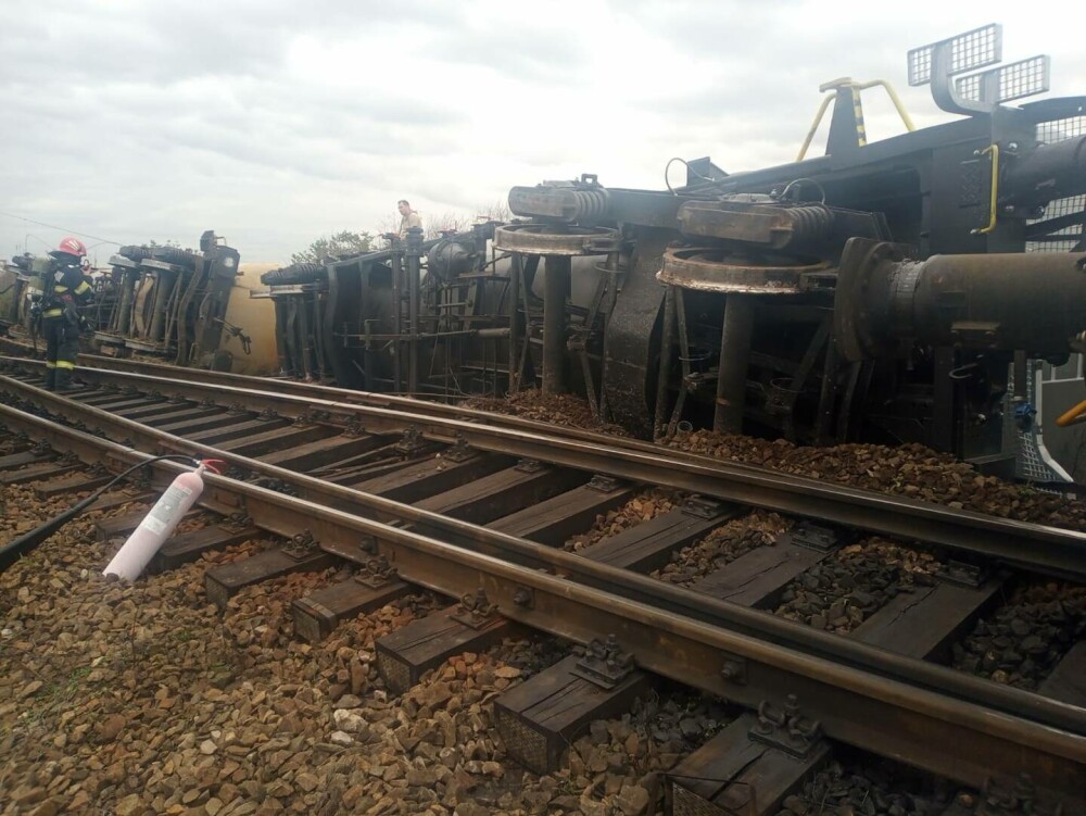 Un tren a deraiat la Arad. Două vagoane-cisternă în care se află carburanţi s-au răsturnat | FOTO - Imaginea 1